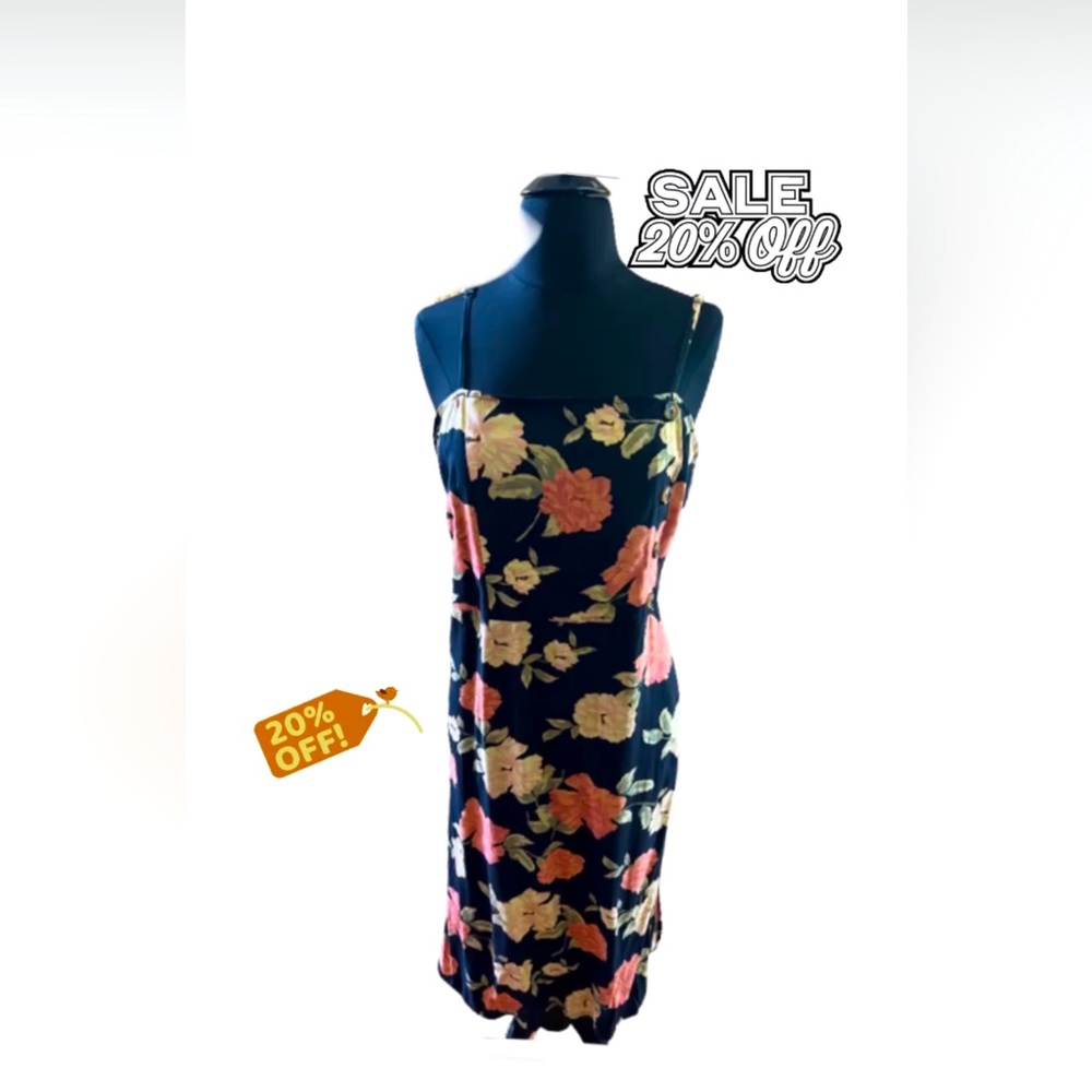 Exhilaration floral dress. two pockets on the Sides and slit on the lift side
